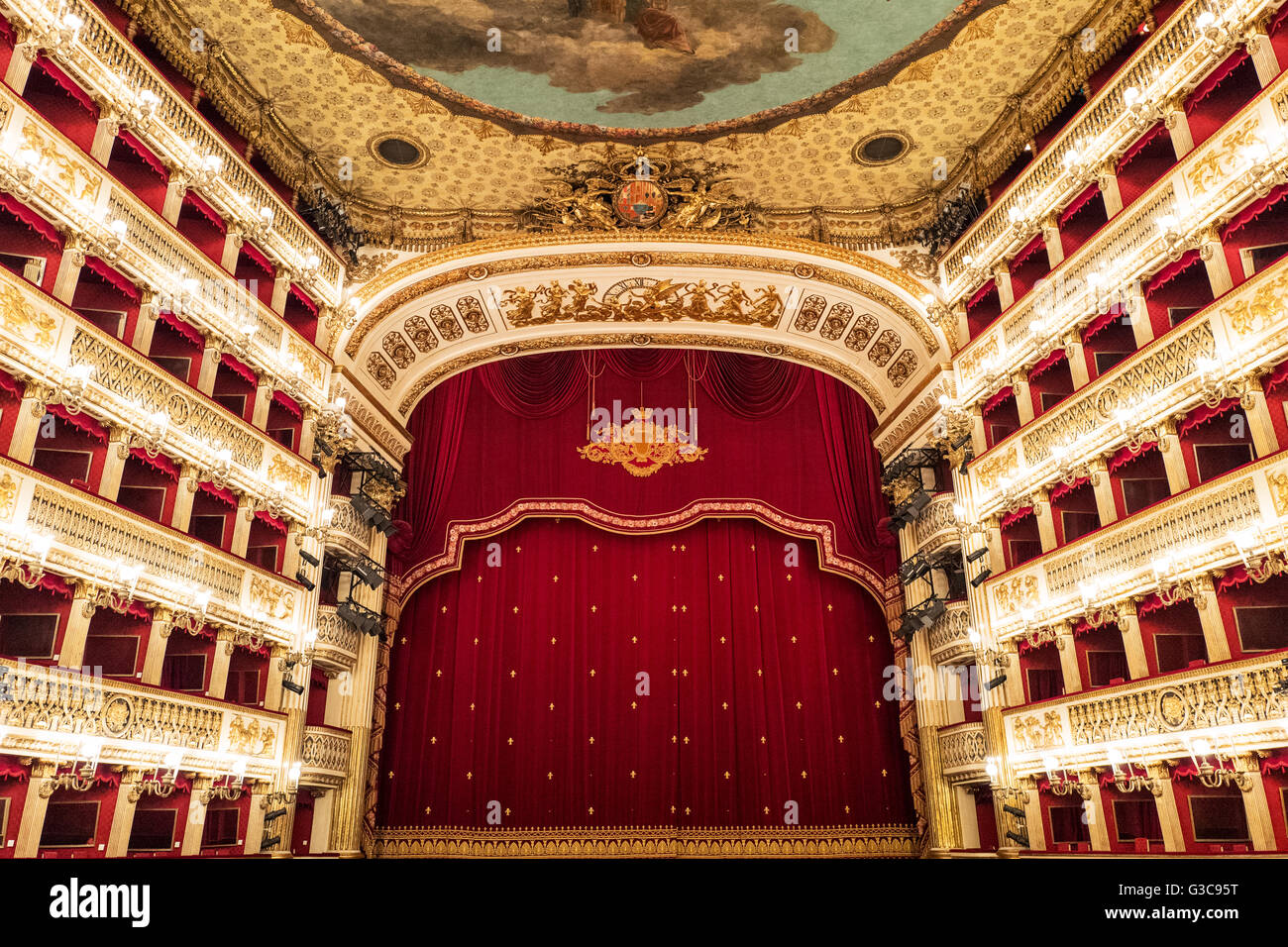 Naples, Italie - 3 août 2015 : Plebiscito, le théâtre San Carlo Banque D'Images