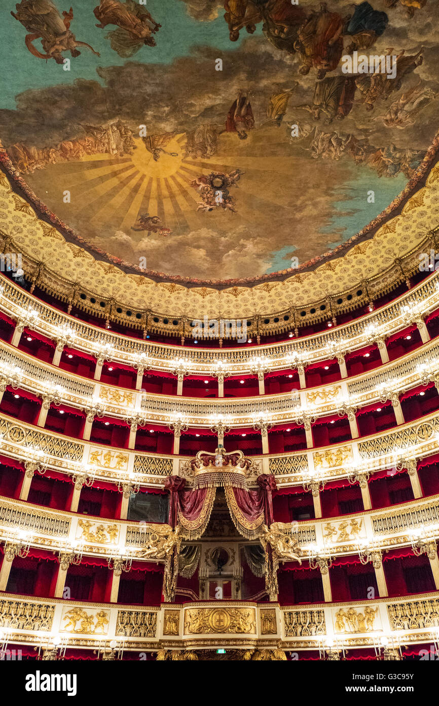 Naples, Italie - 3 août 2015 : Plebiscito, le théâtre San Carlo Banque D'Images