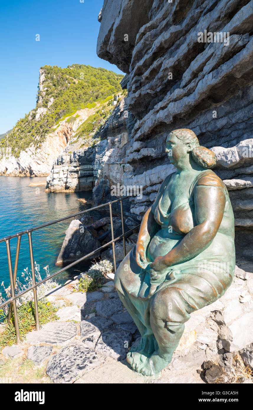 Porto Venere, Italie - septembre 9, 2015 : La Mater Naturae statue par Scorzelli, regardant vers la mer, dans la région de Calata Doria. Banque D'Images