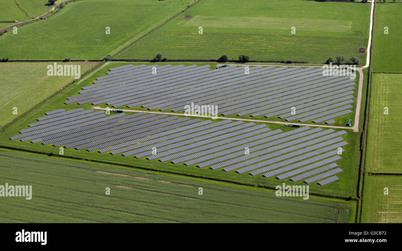 Vue aérienne d'une ferme solaire, UK Banque D'Images