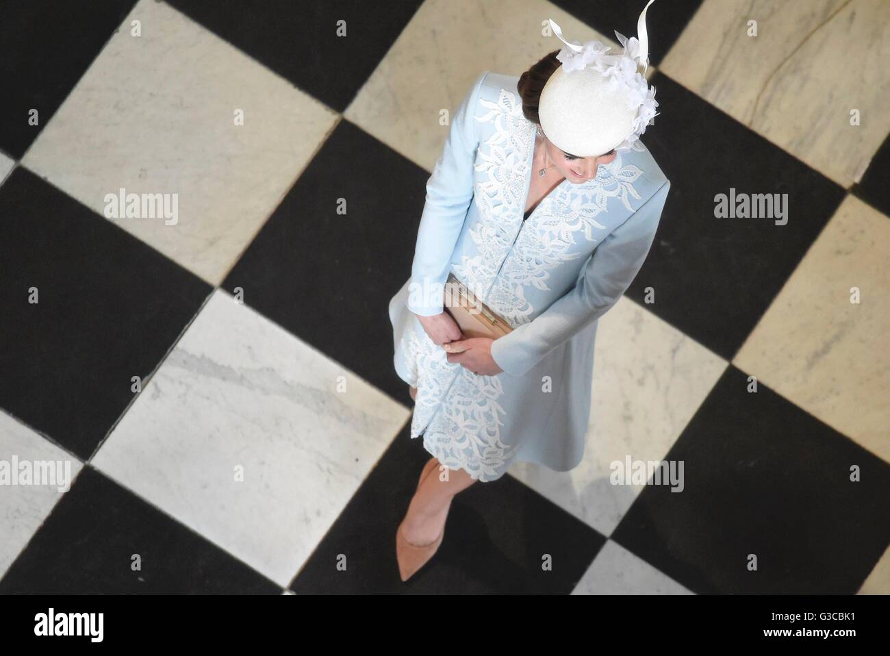 La duchesse de Cambridge arrive à la Cathédrale St Paul à Londres pour un service national d'action de grâce pour célébrer le 90e anniversaire de la reine Elizabeth II. Banque D'Images