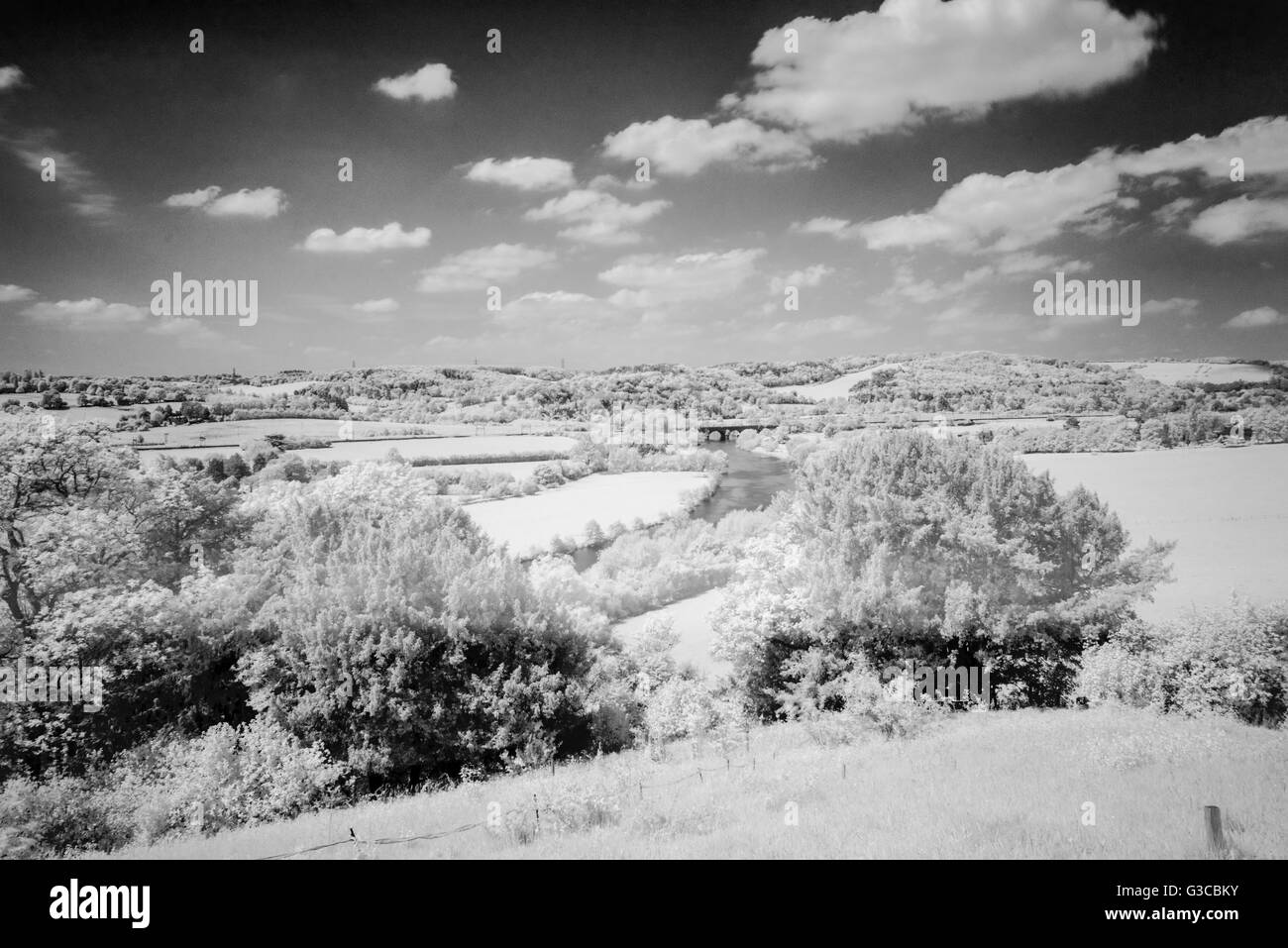 Vue de la vallée de la Tamise à Hartslock, Oxfordshire, UK. À l'aide d'une  R72 filtre infra-rouge d'éliminer la plupart du spectre visible Photo Stock  - Alamy