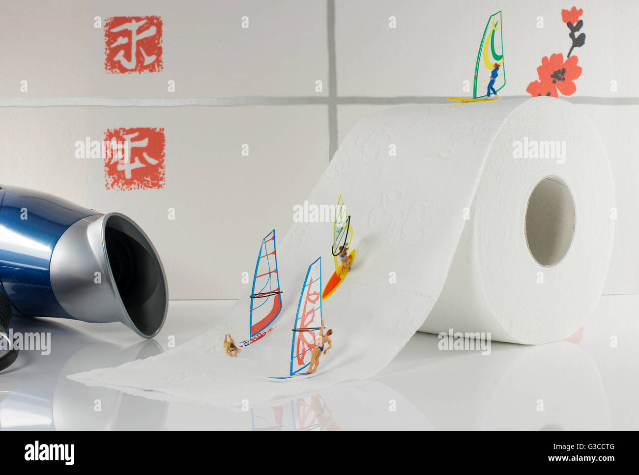 Piscine surf par petit monde miniature sur le papier de toilette avec sèche- cheveux comme fond pour le vent Photo Stock - Alamy