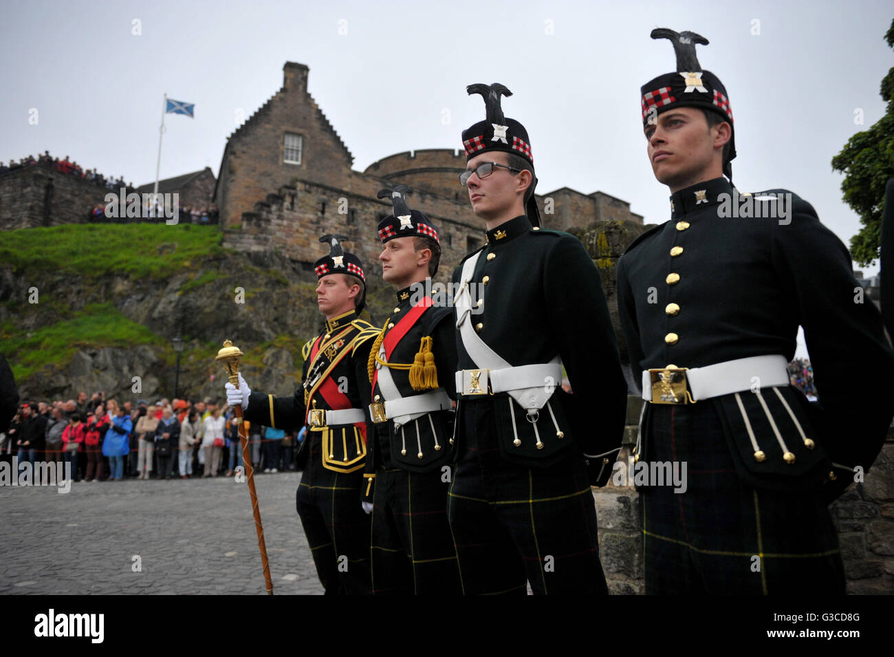 Les élèves officiers de la ville d'Édimbourg Corps-école d'Officiers Universités fire une salve de 21 coups de canon pour marquer le 95e anniversaire du duc d'Édimbourg depuis les remparts du château d'Édimbourg en Écosse. Banque D'Images