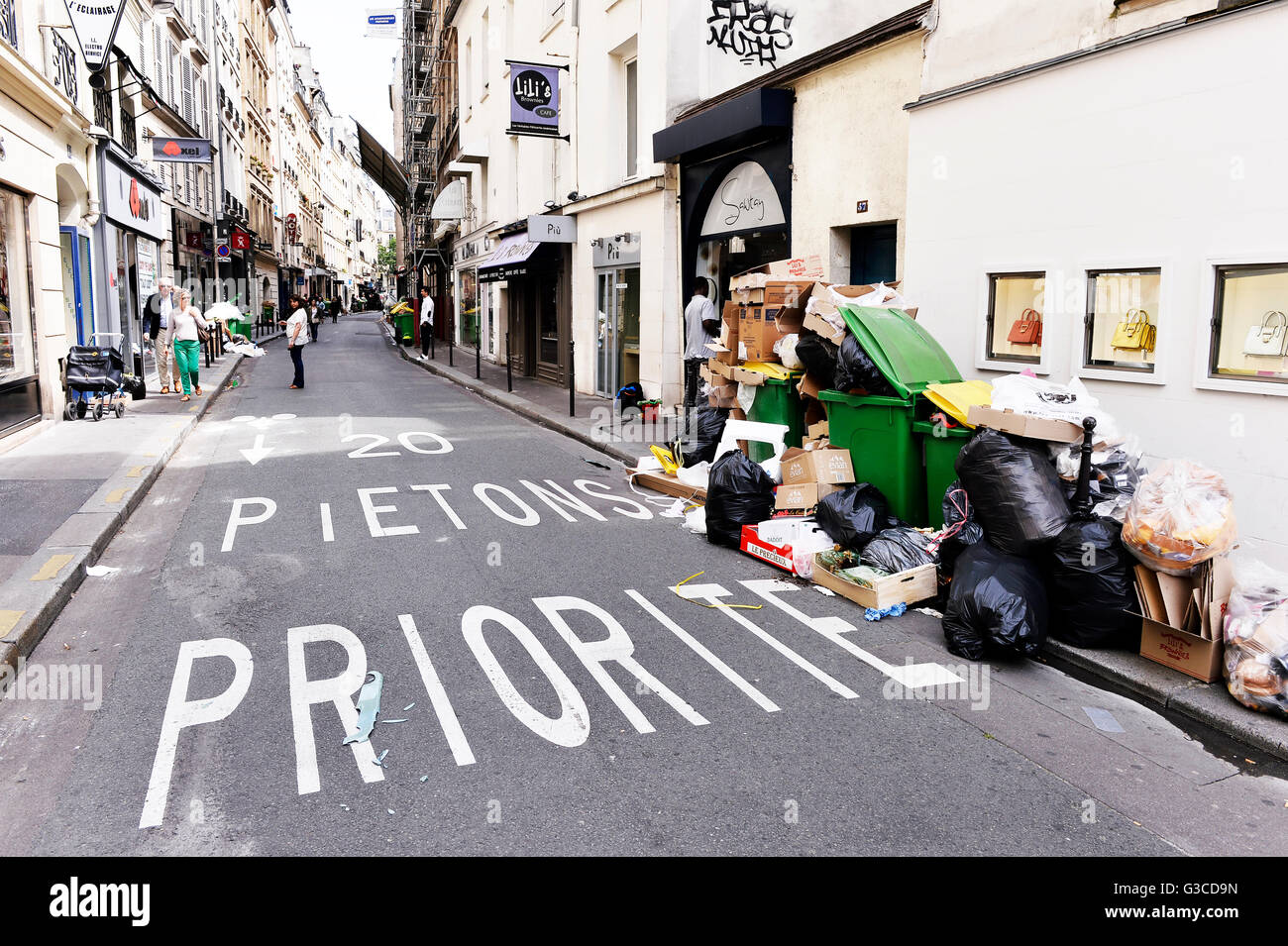 Collecte des ordures en grève à Paris, France Banque D'Images