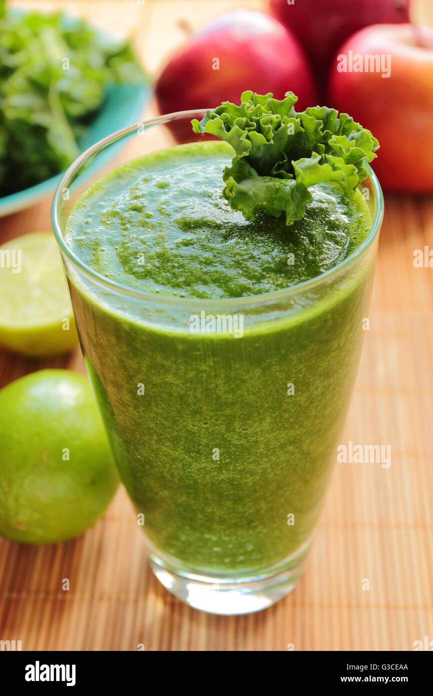 Smoothie frais et sains avec des feuilles de chou rouge, pomme et de lime Banque D'Images