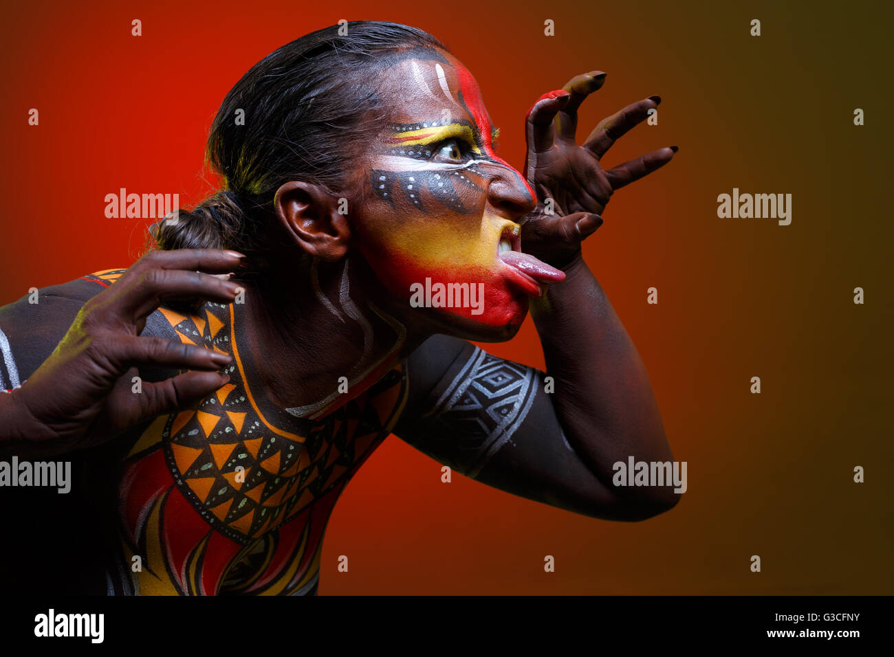 Bodypainting. Femme peint avec des motifs ethniques Banque D'Images
