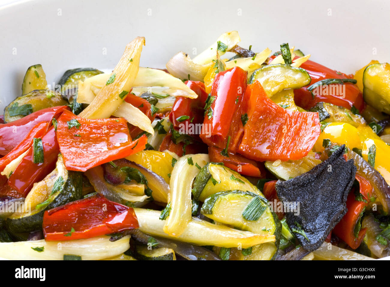 Sautés de légumes aux poivrons et courgettes Banque D'Images