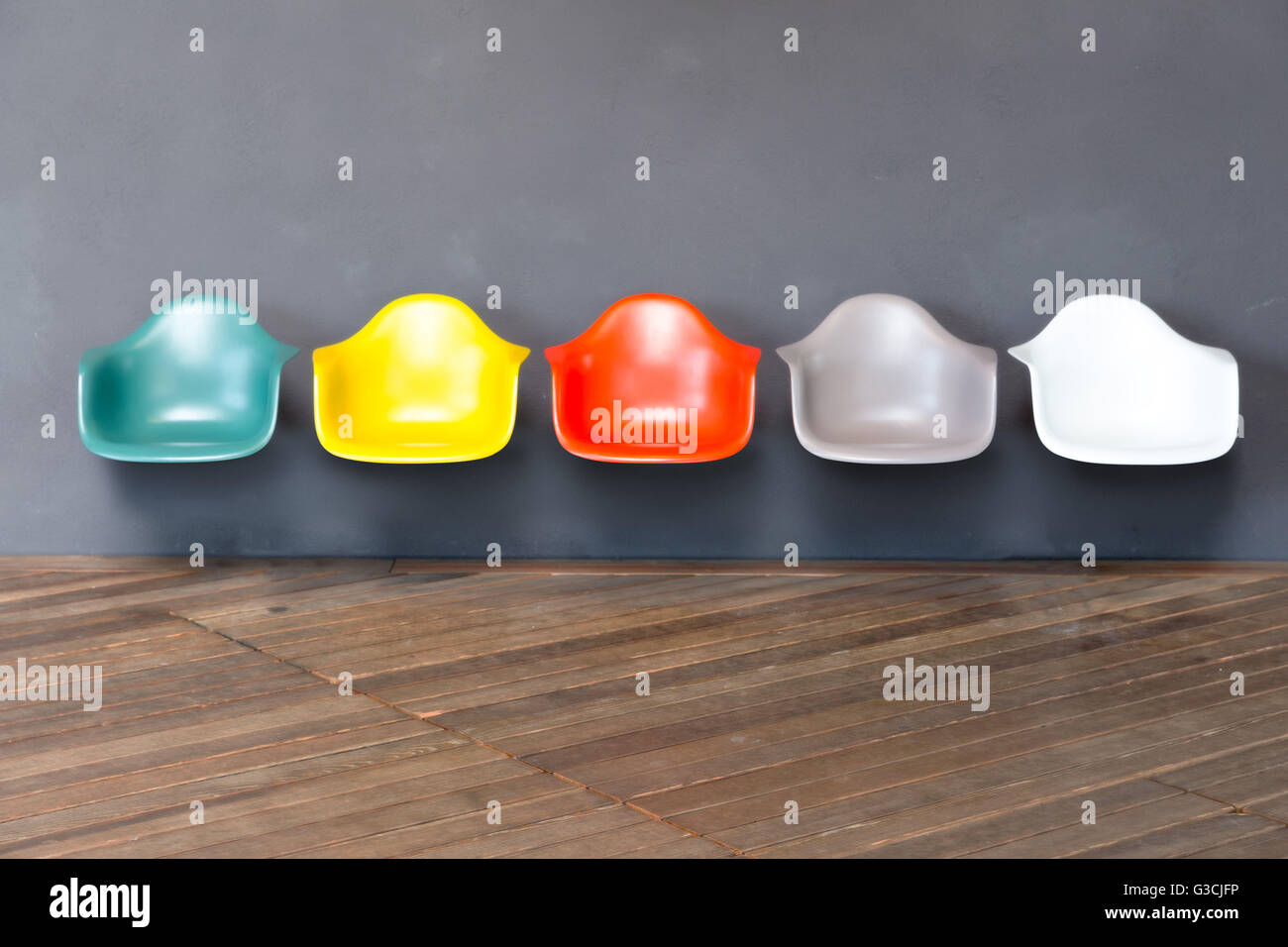 Allemagne, Bade-Wurtemberg, Weil am Rhein, rangée de chaises colorées dans l'entrée Banque D'Images