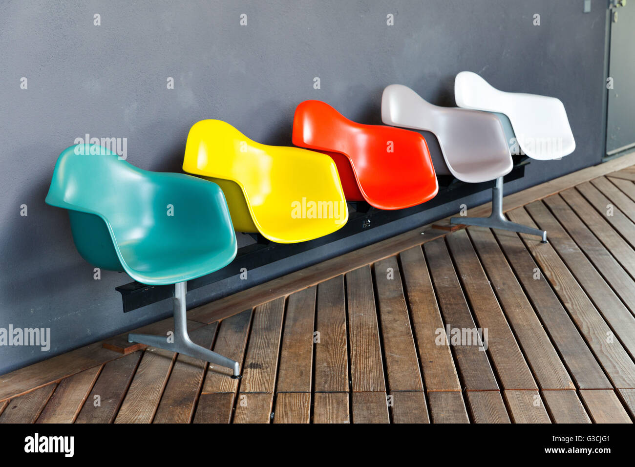 Allemagne, Bade-Wurtemberg, Weil am Rhein, rangée de chaises colorées dans l'entrée de la Vitra Design Museum Banque D'Images