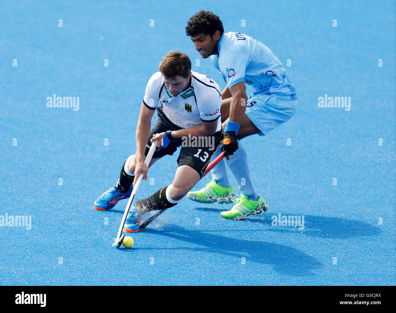 L'Allemagne Tobias Hauke et Uthappa Sannuvanda l'Inde au cours de la piscine match entre l'Allemagne et l'Inde sur le premier jour de la FIH Men's Champions trophy au Queen Elizabeth Olympic Park, Londres. Banque D'Images