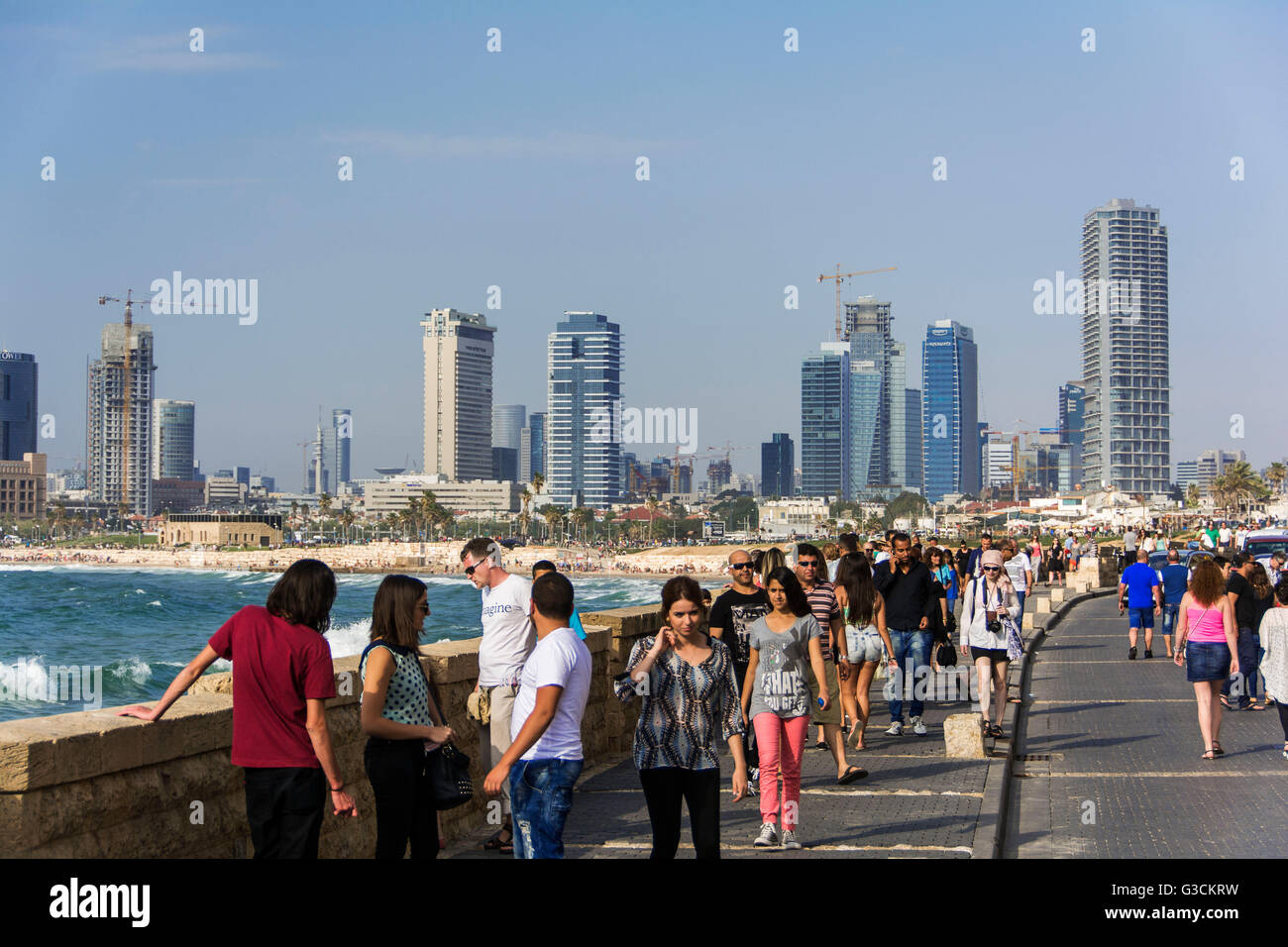 Israël, Tel Aviv, Skyline, grands immeubles, promenade au bord de mer, les gens, Banque D'Images