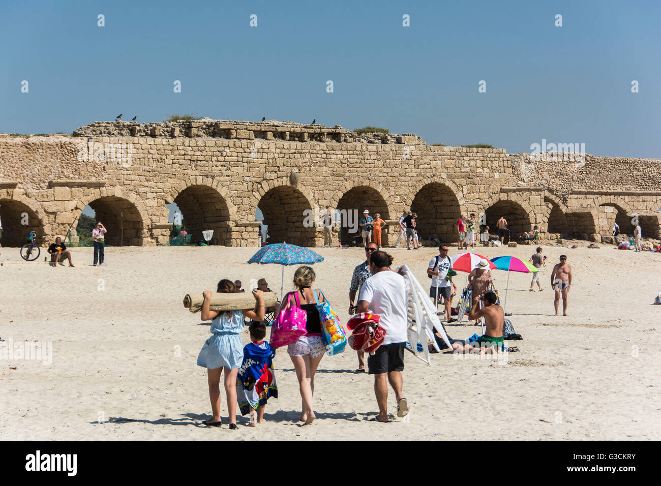 Césarée, Israël, port maritime, l'aqueduc romain, l'eau, transport, ville des montagnes, à 12 km, plage, baigneurs Banque D'Images