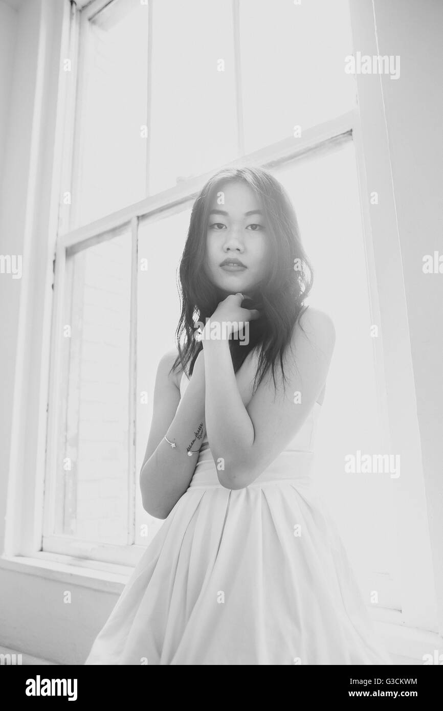 Piscine avec un modèle asiatique Banque D'Images