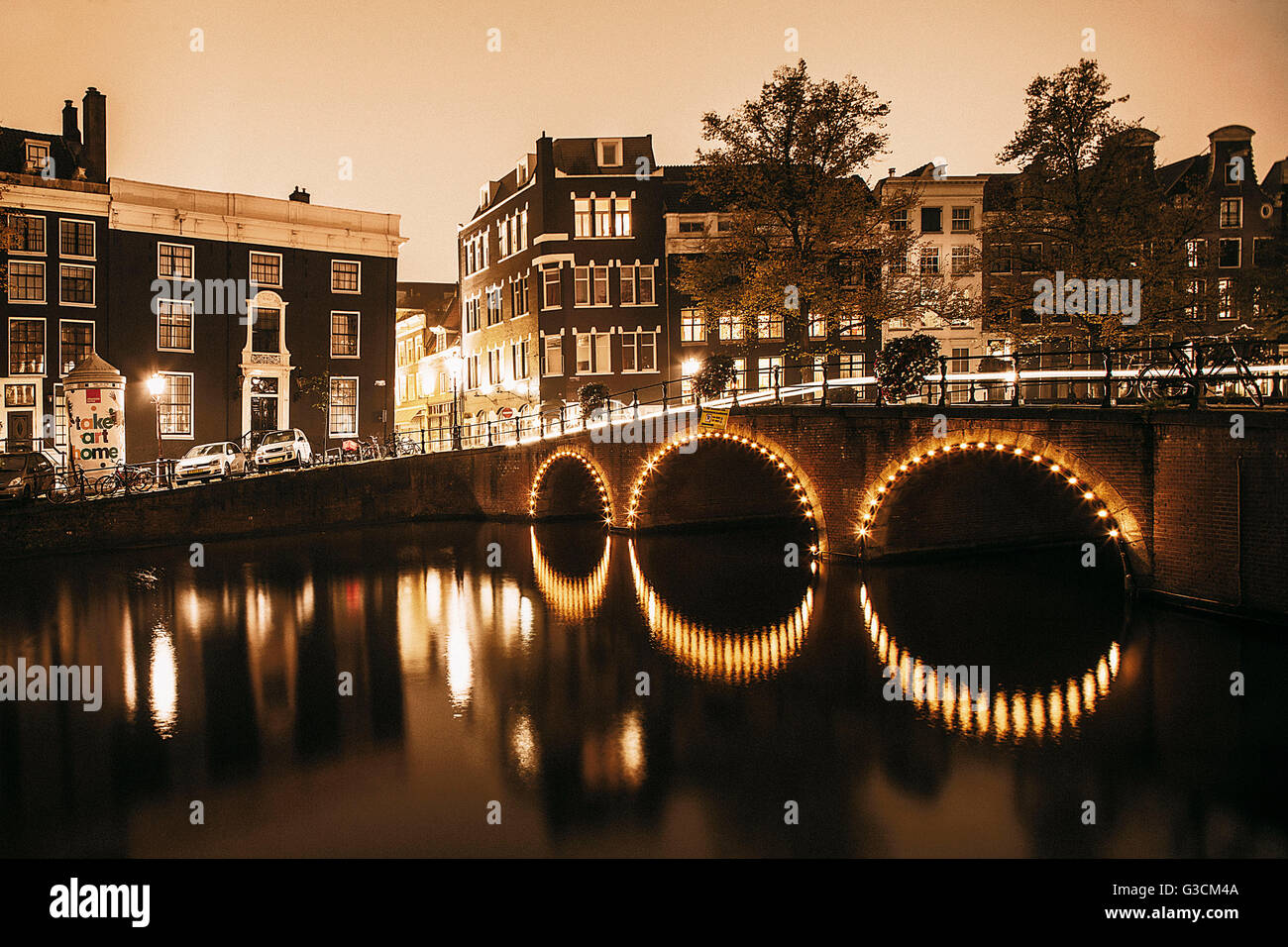 Un pont à Amsterdam par nuit, Banque D'Images