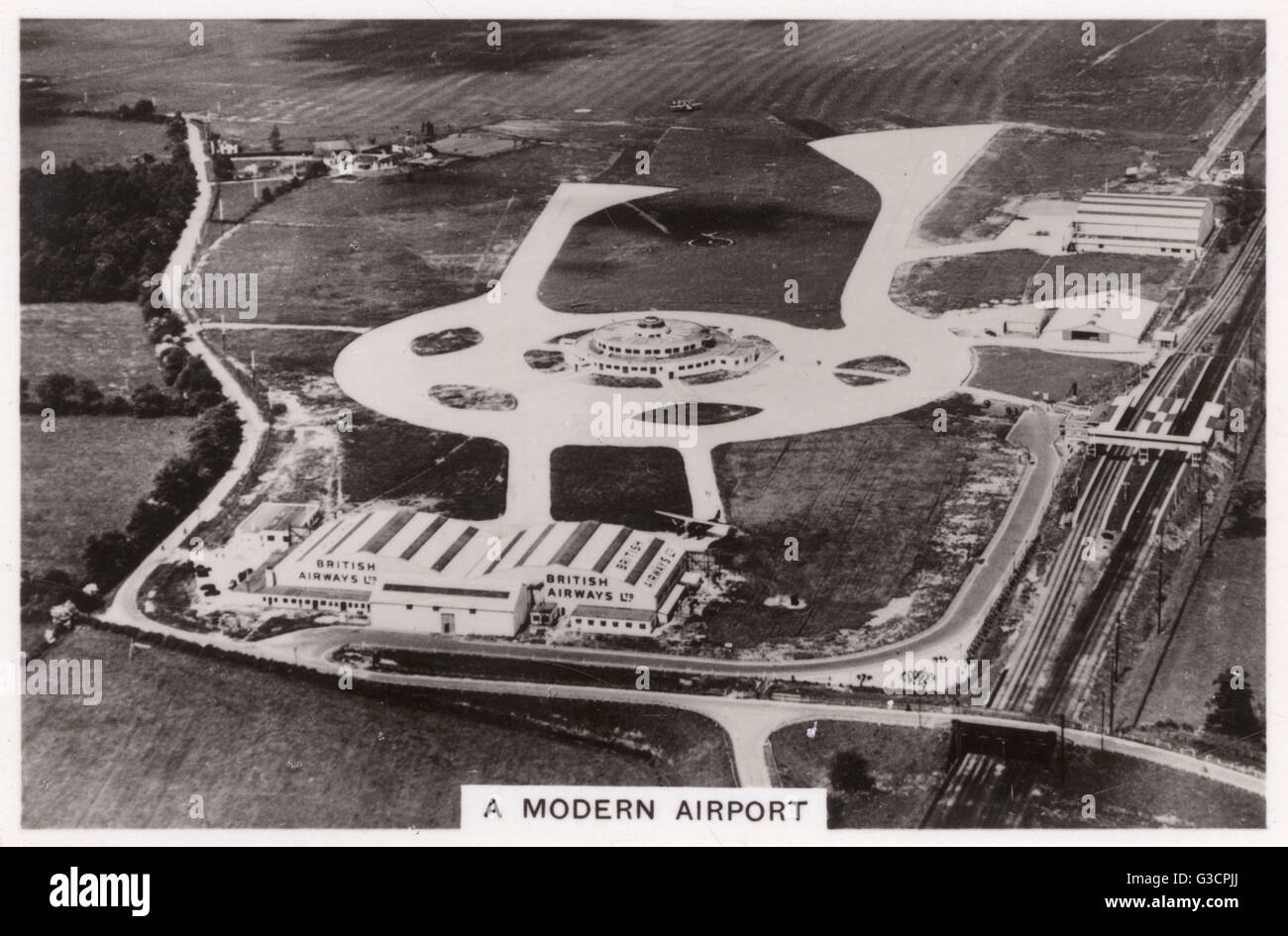 L'aéroport de Gatwick, Surrey - montrant Terminal (la "ruche" ouvert en 1936) et le train via la ligne principale de Brighton. L'aéroport principal est aujourd'hui au nord de ce site. Date : 1938 Banque D'Images