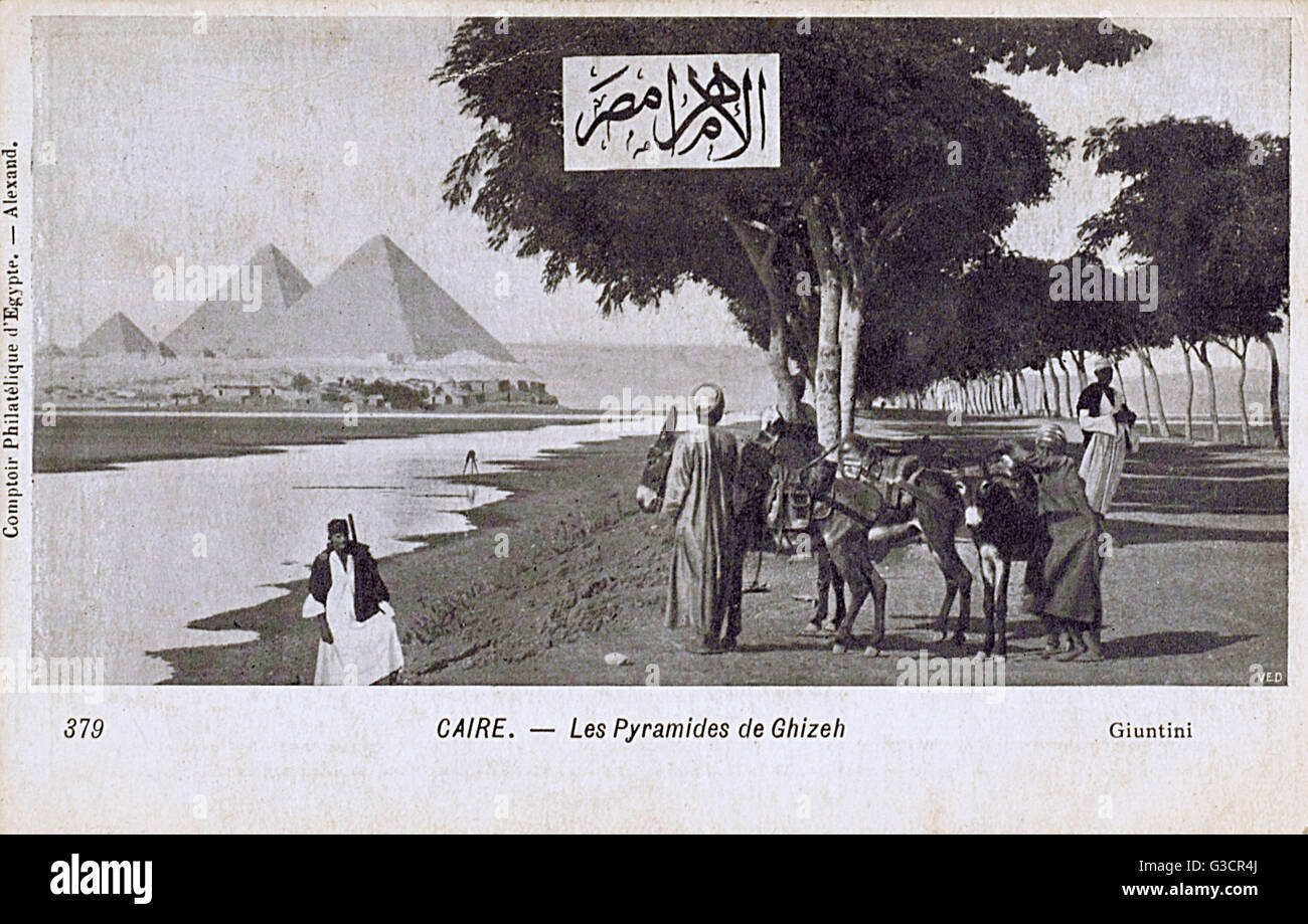 Les Pyramides de Gizeh - le Caire, Egypte - encadré arabe script Banque D'Images