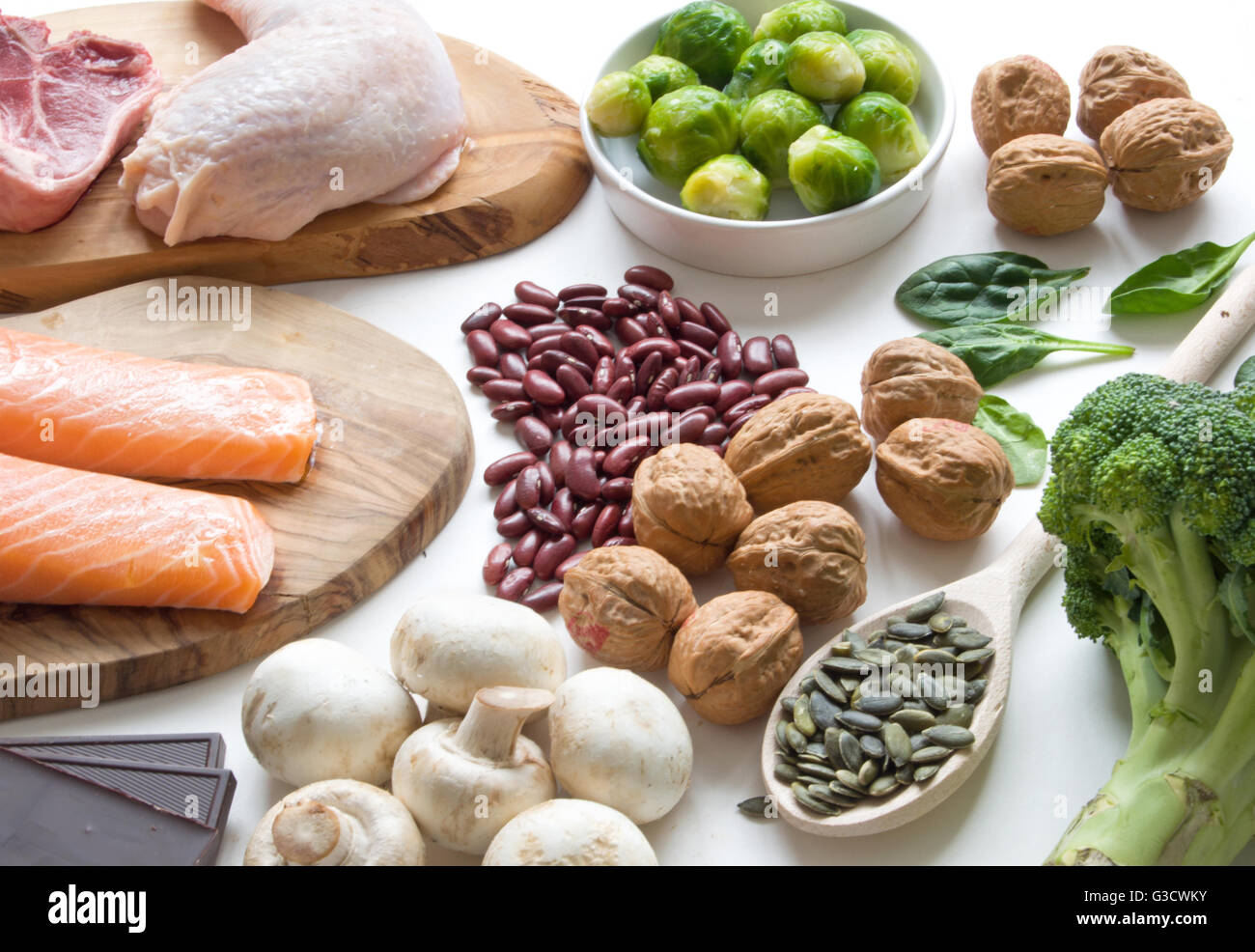 Sources alimentaires riches en fer comme la viande, le poisson, les légumineuses et les graines Banque D'Images