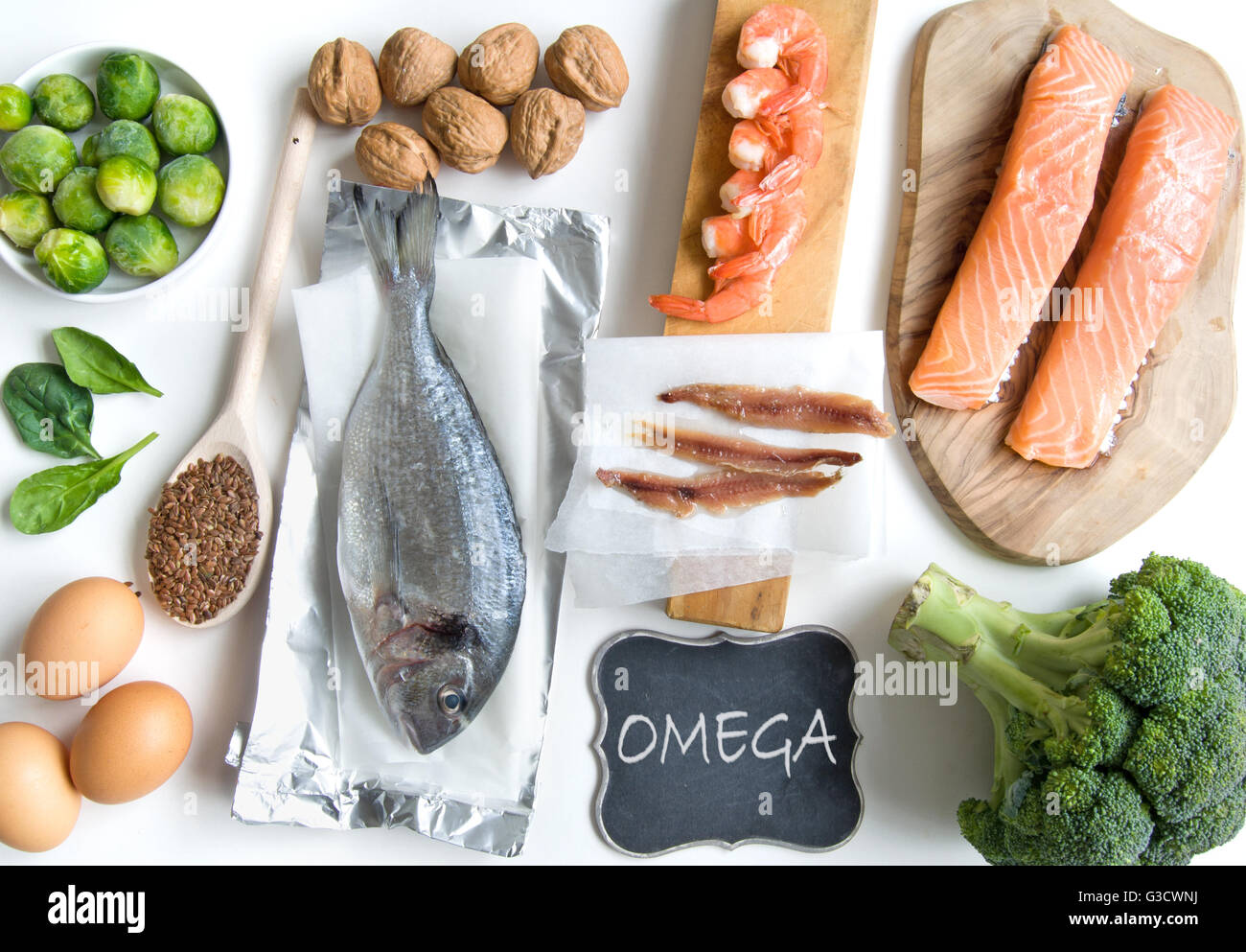 Les sources de nourriture riche en oméga dont des fruits de mer, légumes et graines Banque D'Images