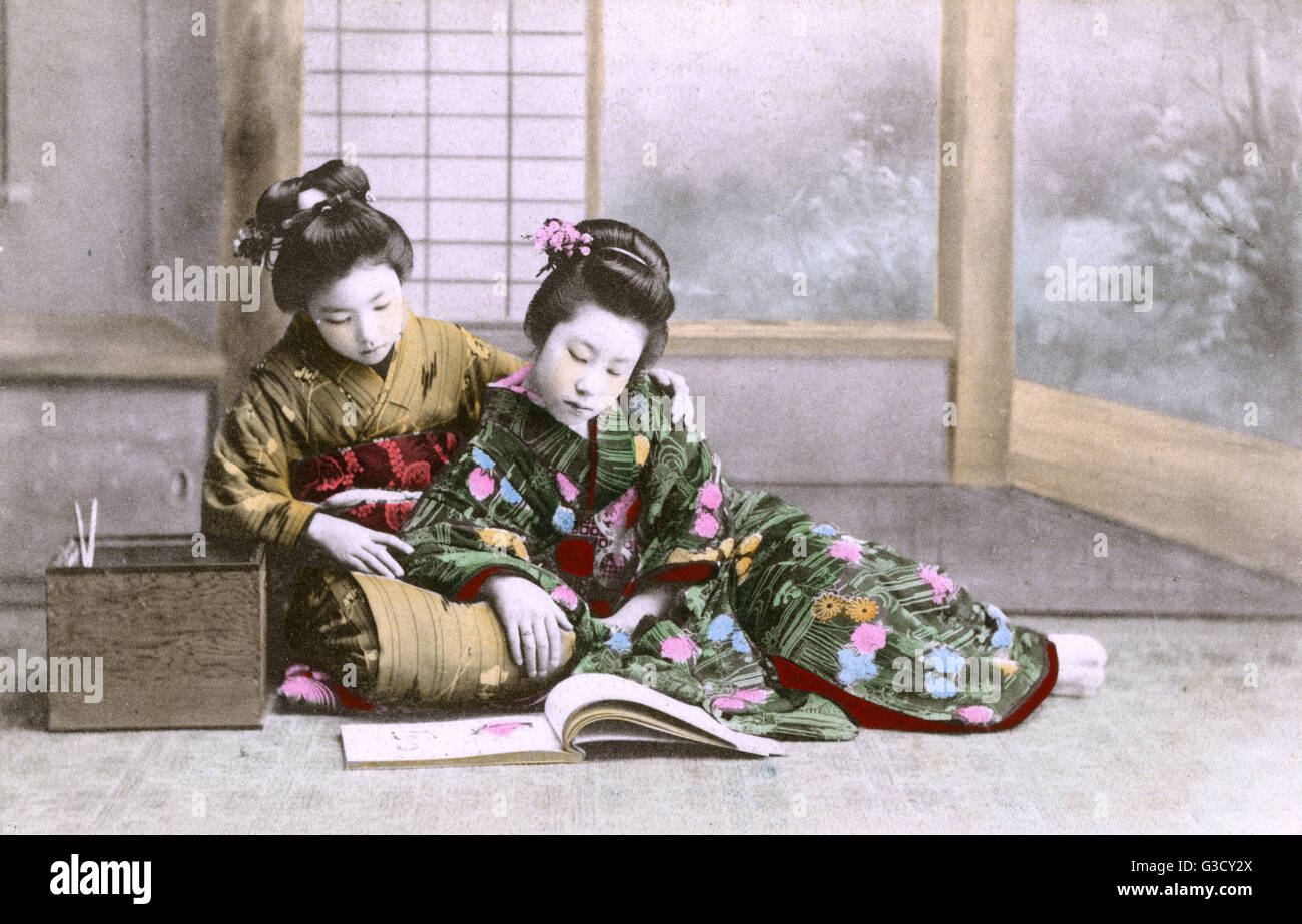 Japon - deux filles japonaises dans la lecture traditionnelle de costume Banque D'Images