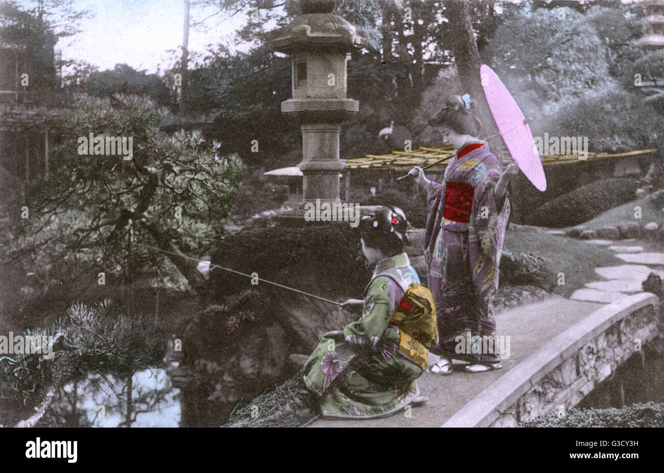 Scène de jardin, Japon - Geisha - pêche sur un petit pont en pierre Banque D'Images