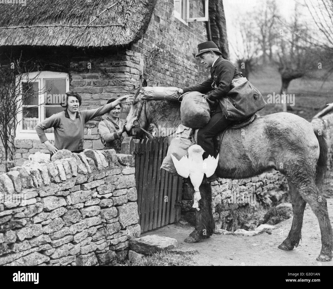 Cotswolds Postman livrant colis, 1938 Banque D'Images