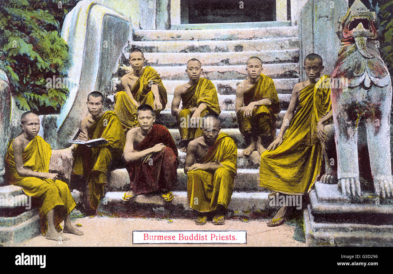 Monks bouddhistes assis sur les marches du temple Banque D'Images