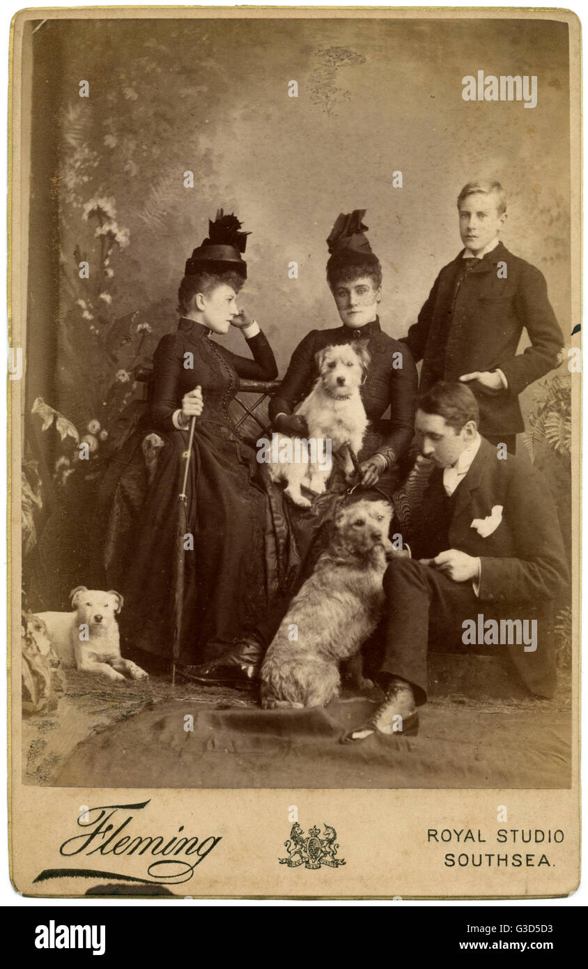 Portrait de studio, famille de quatre avec trois chiens terriers Banque D'Images