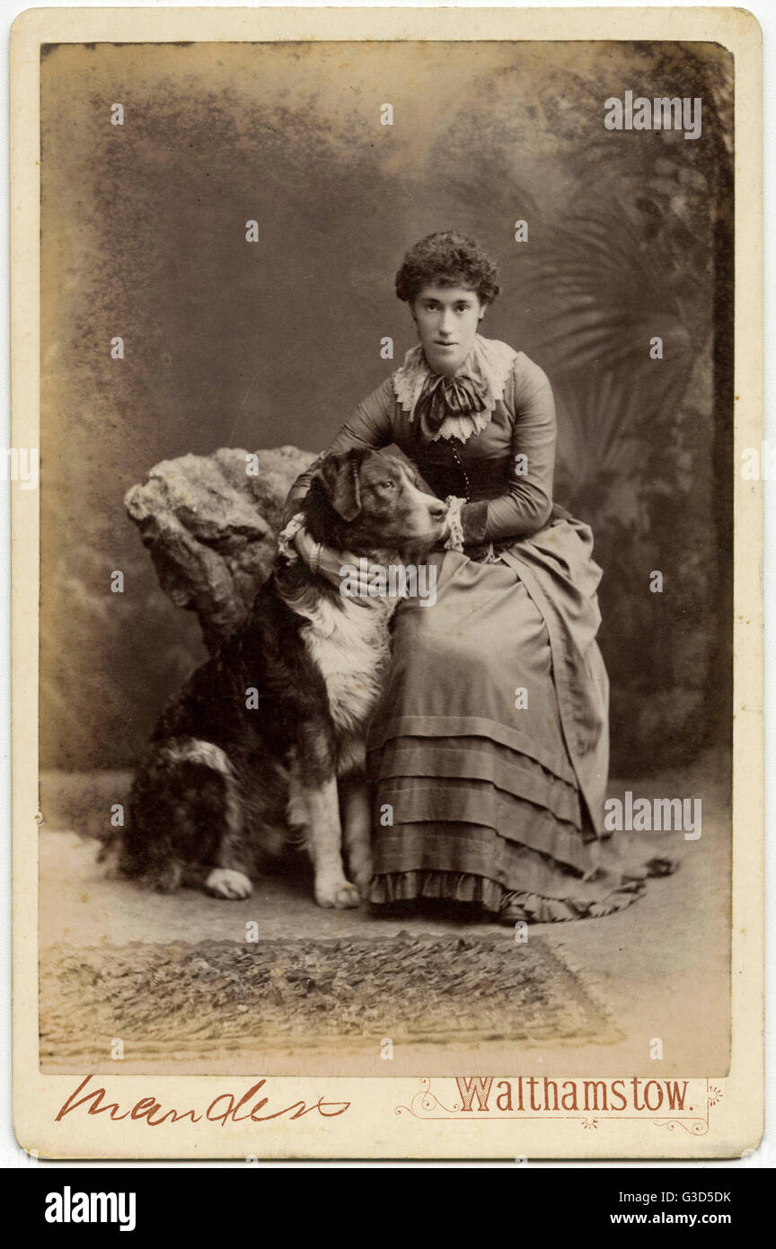 Studio portrait, jeune femme avec grand chien Banque D'Images
