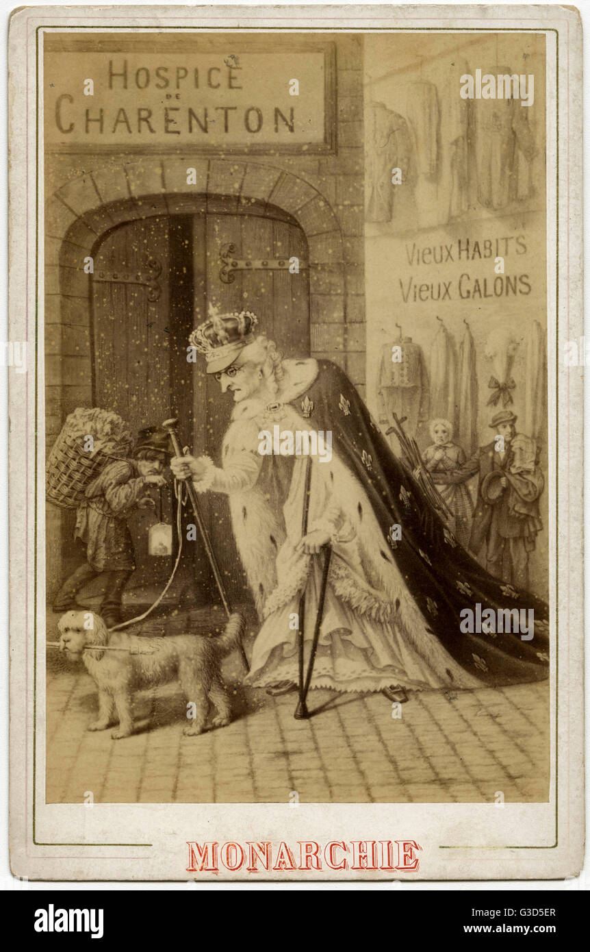 Vieille femme en tenue royale avec chien, Charenton, France Banque D'Images