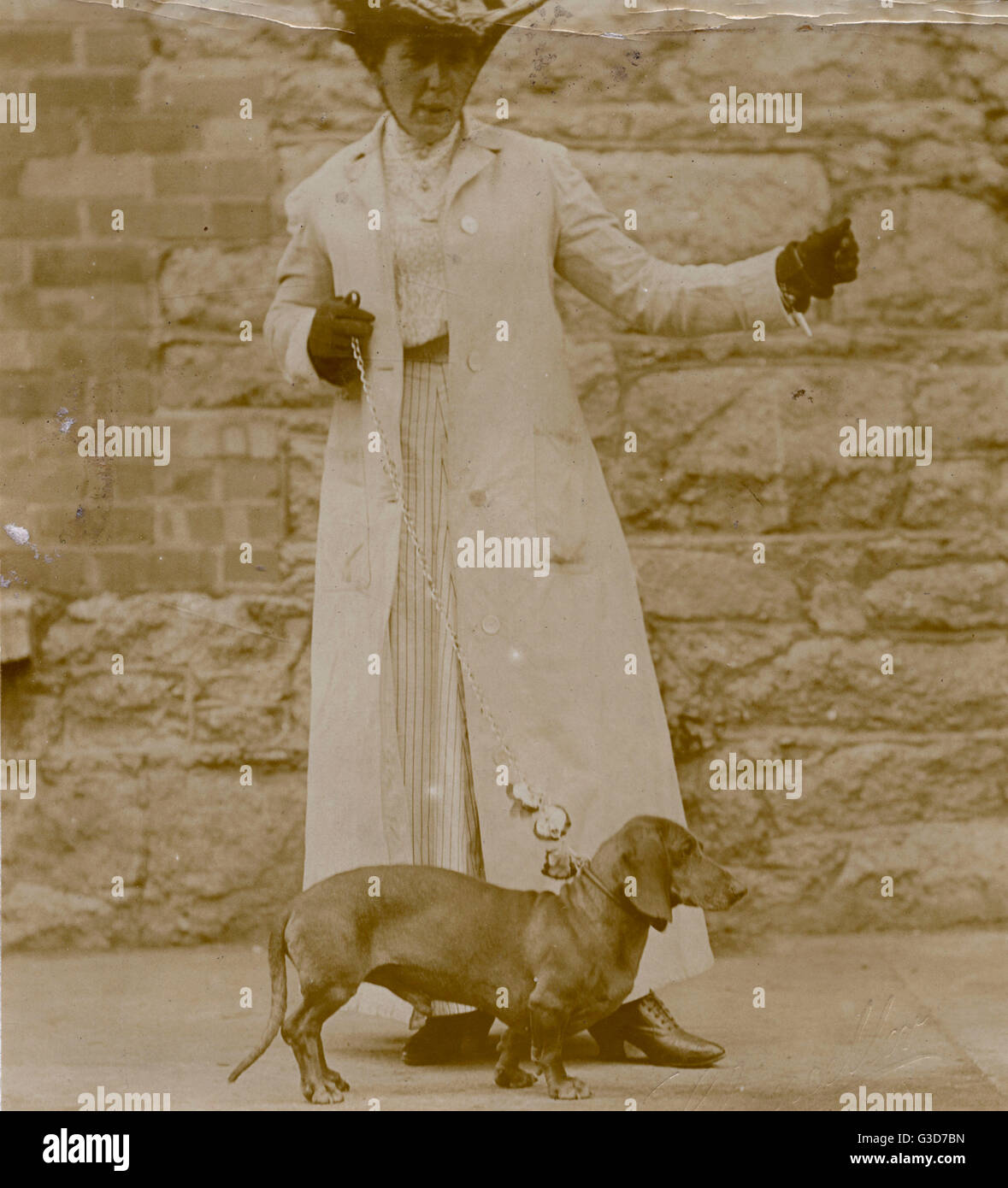 Femme de style édouardien avec un teckel en laisse. Date : vers 1900 Banque D'Images