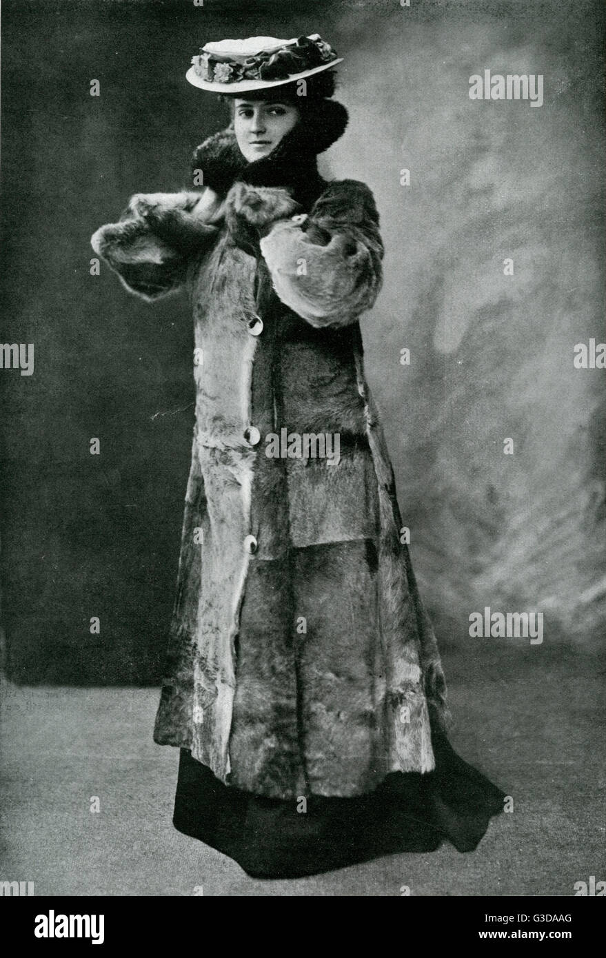 Model wearing a fur coat Banque de photographies et d'images à haute  résolution - Alamy