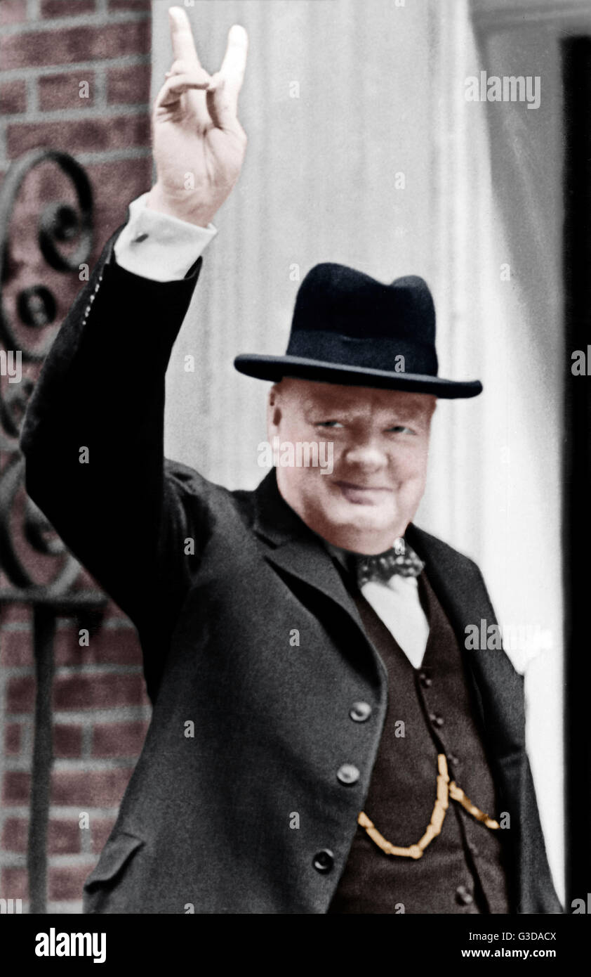 Winston Churchill (1874-1965) - Donner le signe V de la victoire. Churchill était Premier Ministre du Royaume-Uni de 1940 à 1945 et de nouveau de 1951 à 1955. Date : vers 1940 Banque D'Images