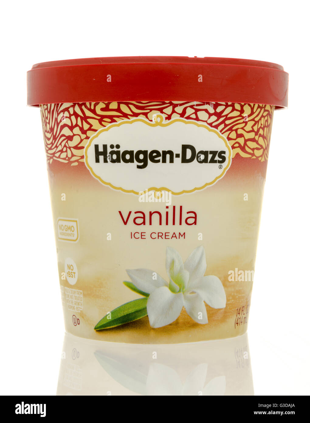 Winneconne, WI - 7 juin 2016 : contenant des Hageen Dazs glaces en saveur de vanille sur un fond isolé Banque D'Images