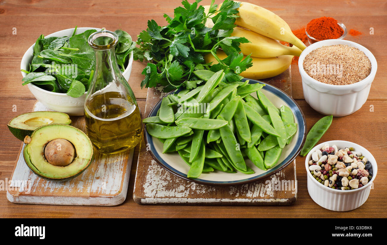 Plus d'aliments en vitamine K sur une table en bois. L'alimentation saine. Banque D'Images