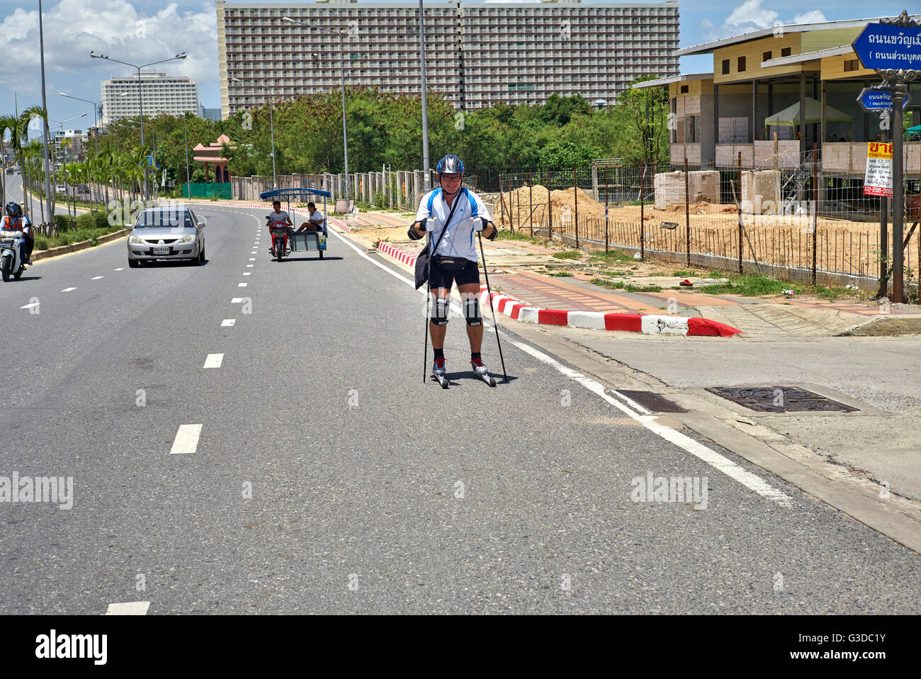 Roller ski.Norvégien man Skating nordique avec skis à roulettes. Banque D'Images
