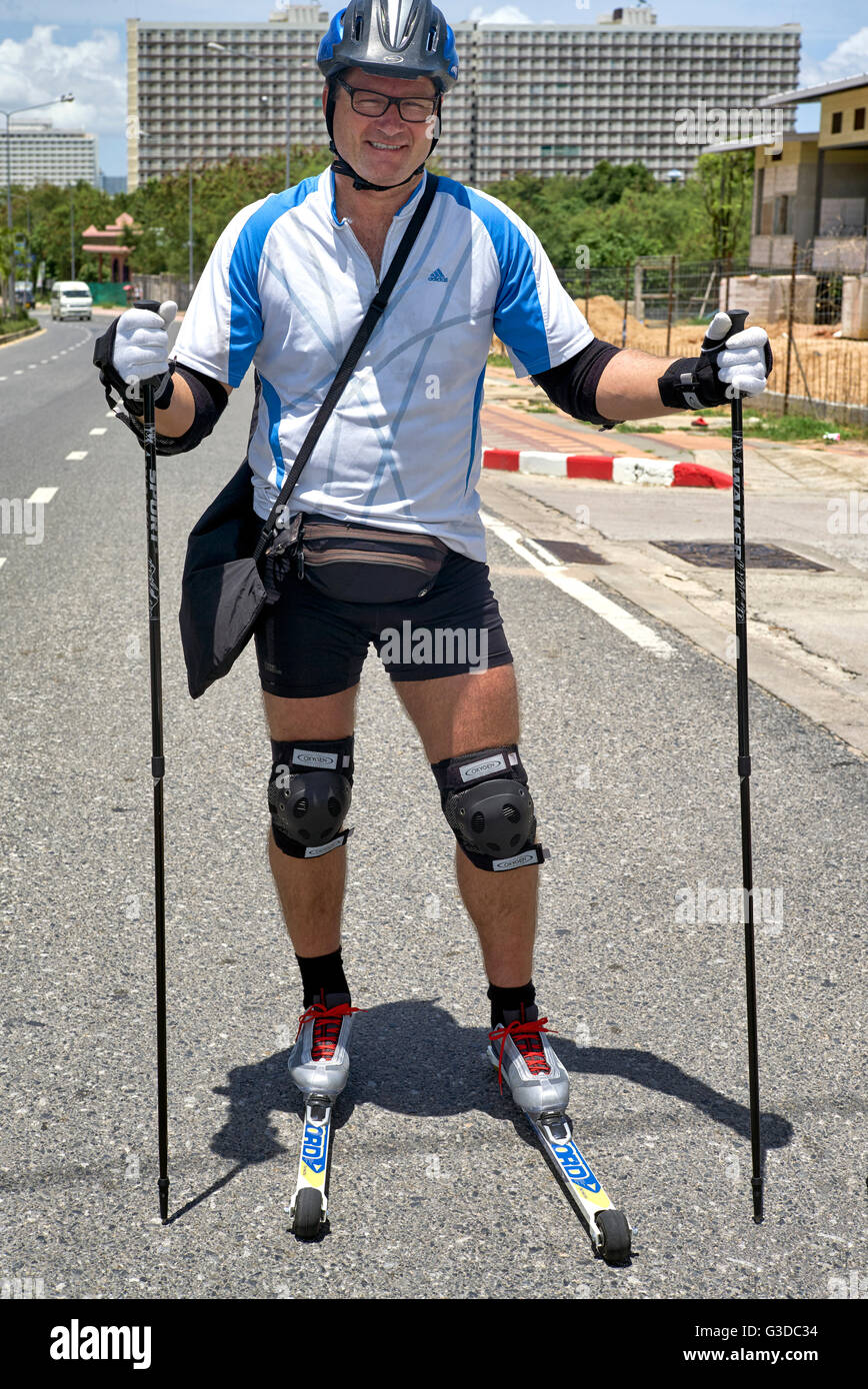Ski à roulettes. Homme norvégien patinage nordique avec skis à roulettes. Banque D'Images
