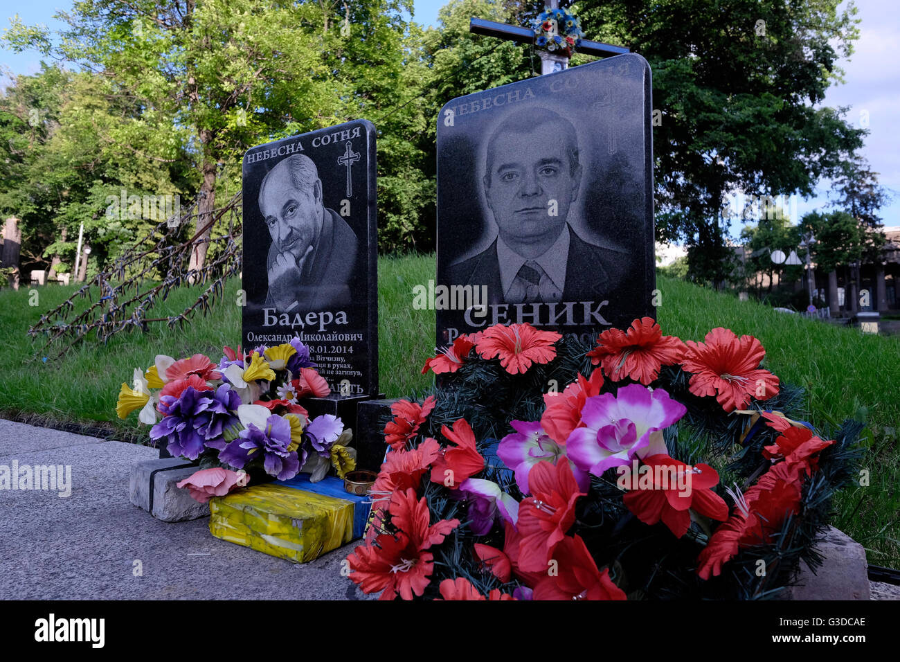 Fleurs placées dans l'allée des héros déchus nommées en mémoire de 100 manifestants abattus par des tireurs d'élite inconnus Pendant la révolution ukrainienne de février 2014 également connue sous le nom de Révolution Euromaidan ou Révolution de la dignité à Maidan Nezalezhnosti Ou place de l'indépendance dans le centre de la capitale de Kiev de l'Ukraine Banque D'Images