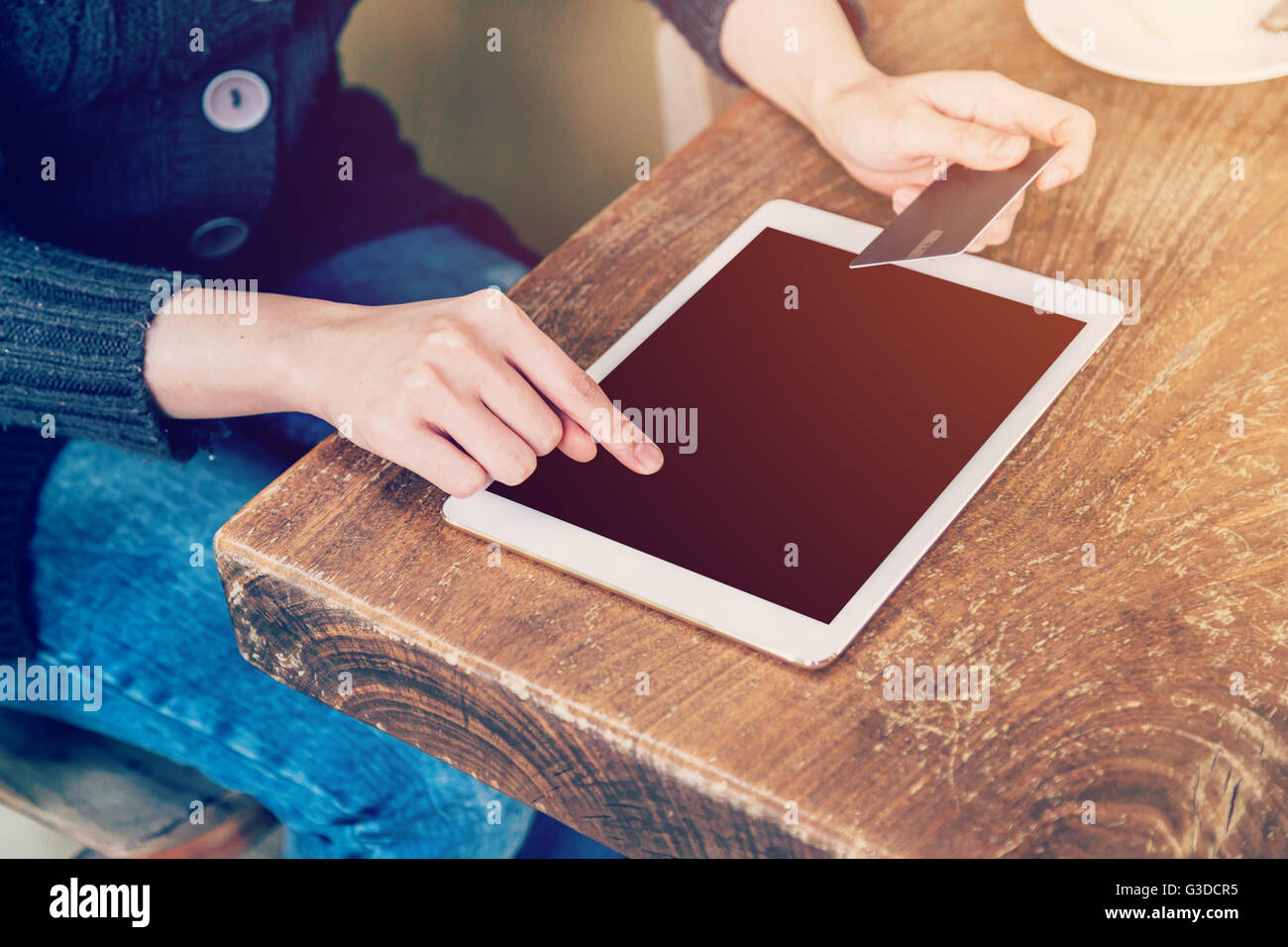 Femme main paie par carte de crédit pour l'achat en ligne sur tablette ordinateur. Banque D'Images Femme main paie par carte de crédit pour l'achat en ligne sur tablette ordinateur. Banque D'Images