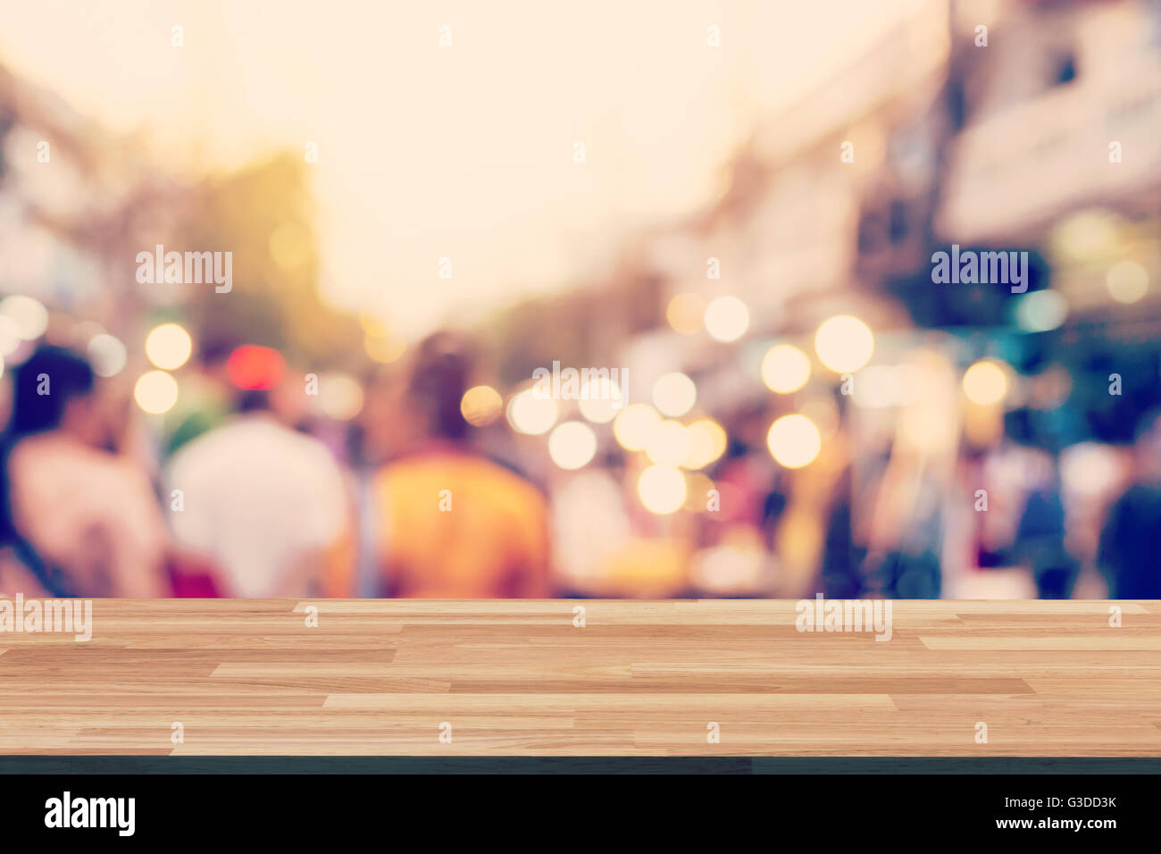 Arrière-plan flou. Les gens floue une ville dans rue et table en bois aux tons vintage. photo. Banque D'Images