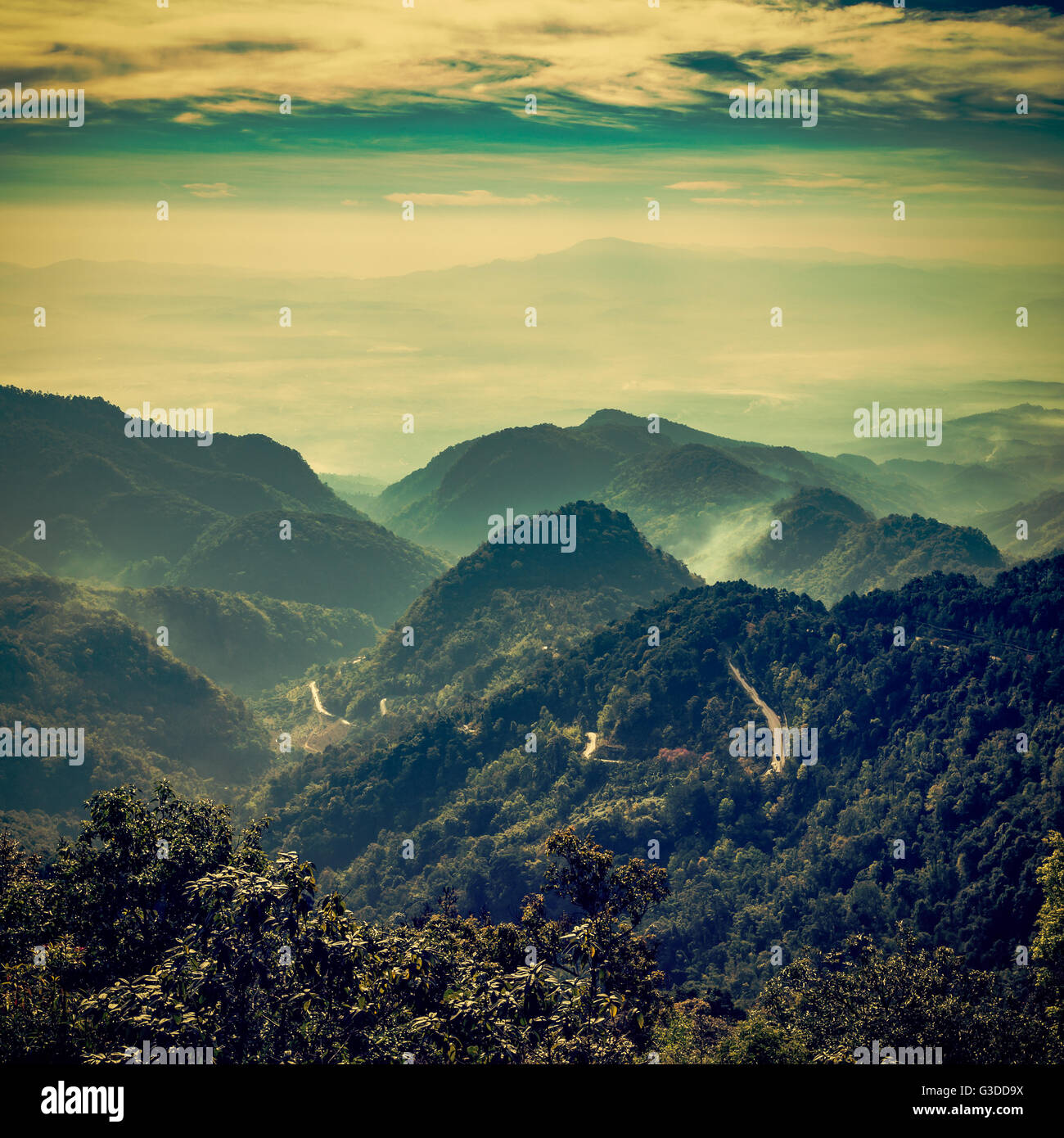 Vue Montagne et brume vintage pour natural background Banque D'Images Vue Montagne et brume vintage pour natural background Banque D'Images