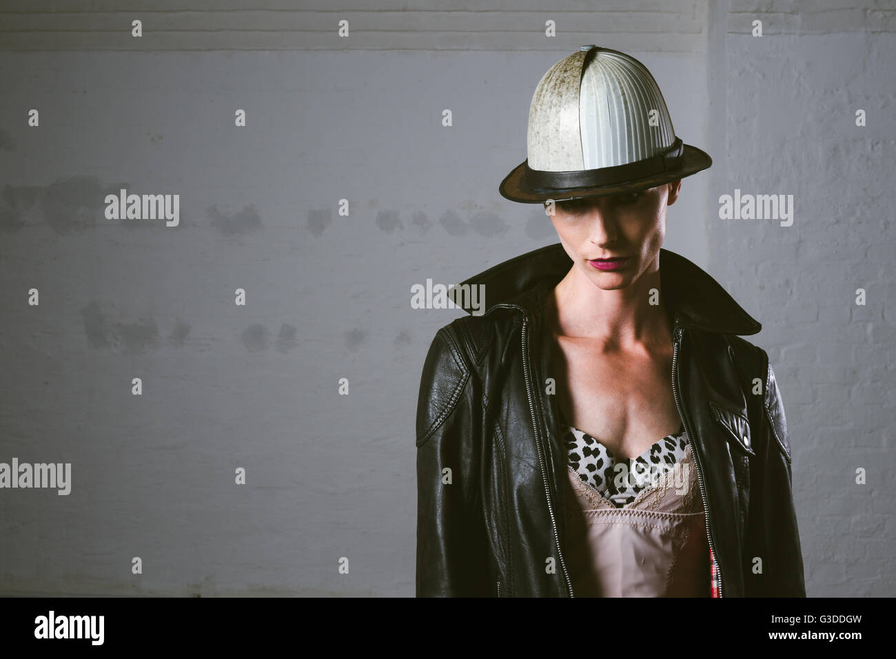 Modèle de mode féminine avec chapeau de parties de batterie Banque D'Images