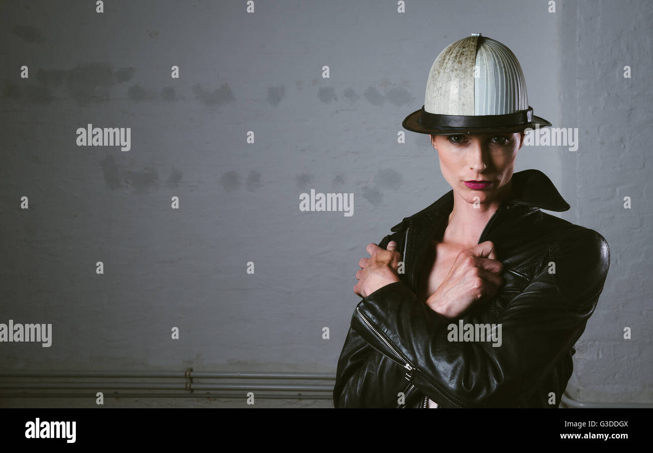 Fashion model avec chapeau de parties de batterie Banque D'Images