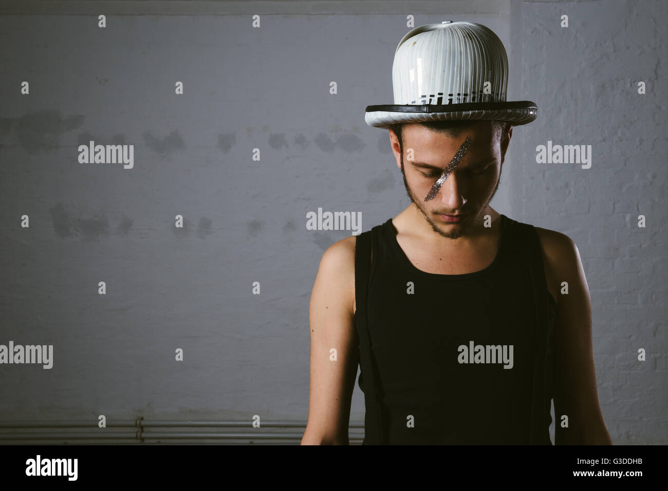 Mannequin avec chapeau de parties de batterie Banque D'Images