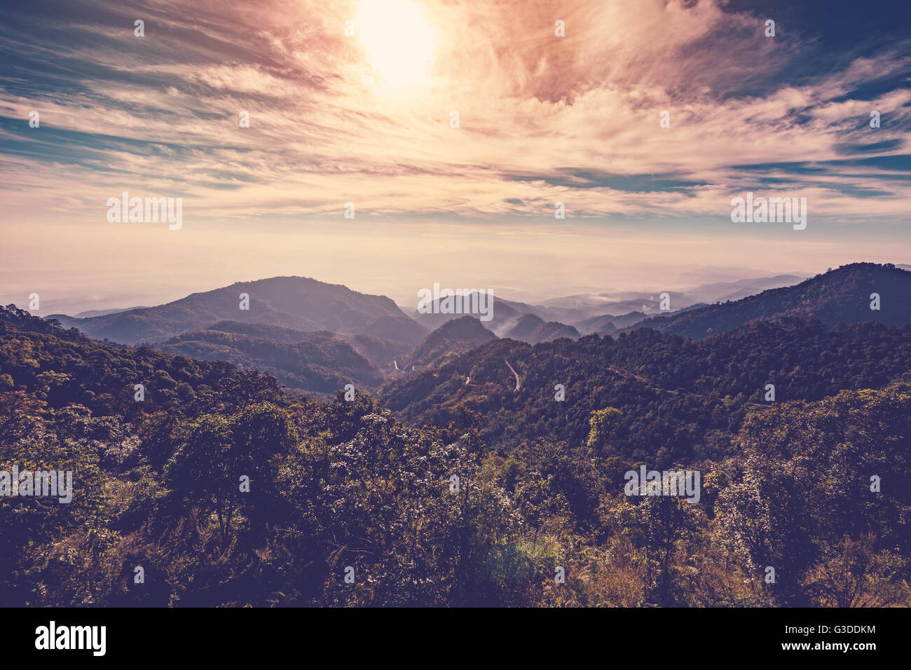 Vue Montagne et brume vintage pour natural background Banque D'Images