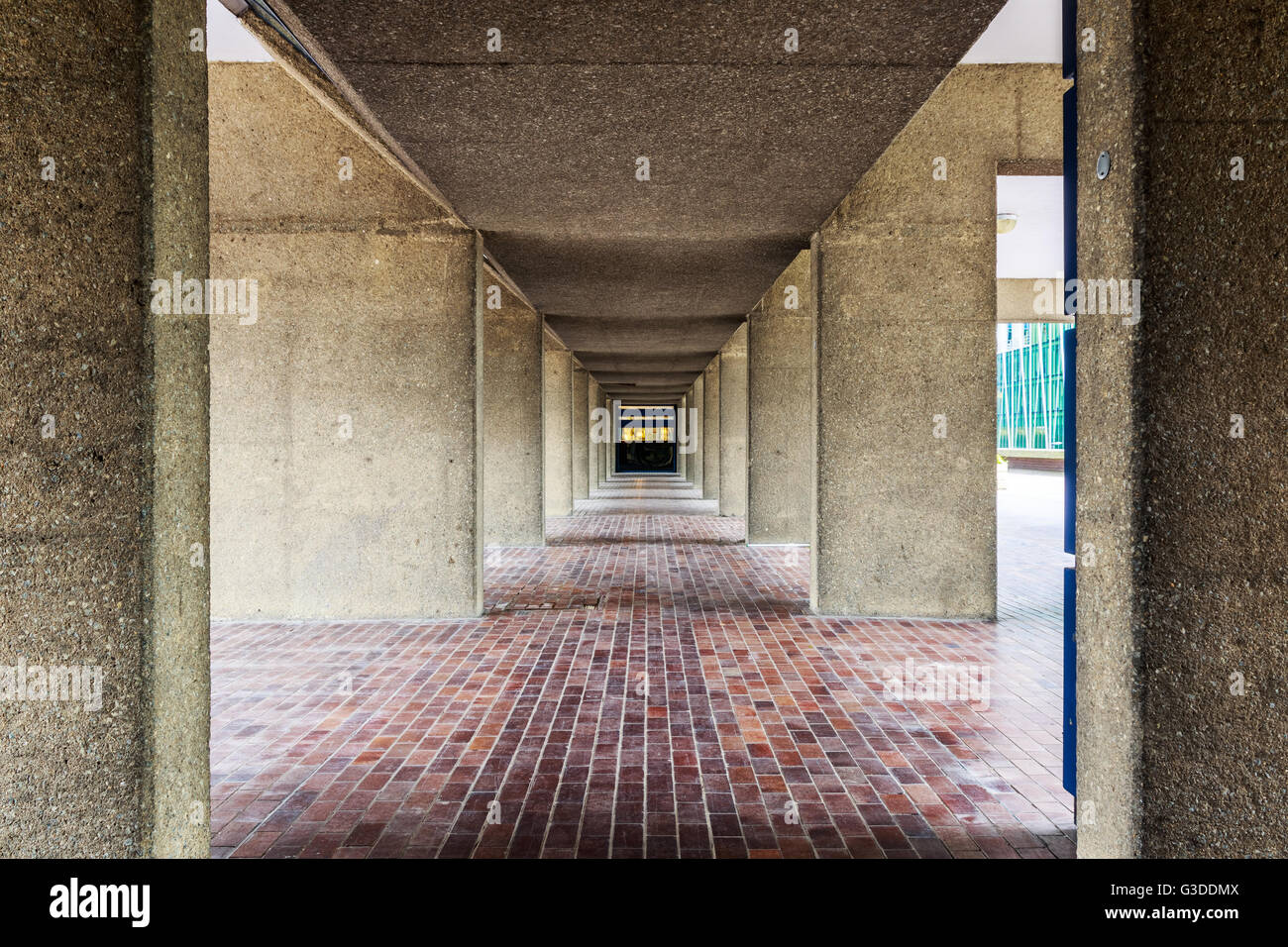 L'architecture brutaliste, couloir piétonnier dans le complexe de Barbican, Londres Banque D'Images