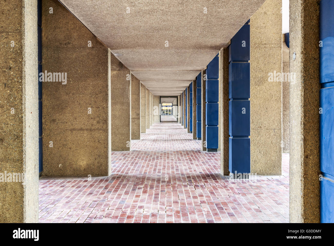 L'architecture brutaliste, couloir piétonnier dans le complexe de Barbican, Londres Banque D'Images