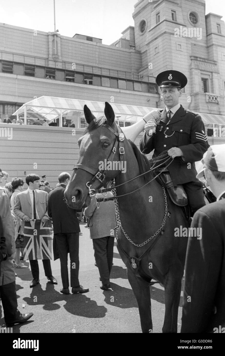 Football - Coupe du Monde 1966 - Final - l'Angleterre v l'Allemagne de l'Ouest - un policier à cheval. Dans le monde d'utilisation | Banque D'Images
