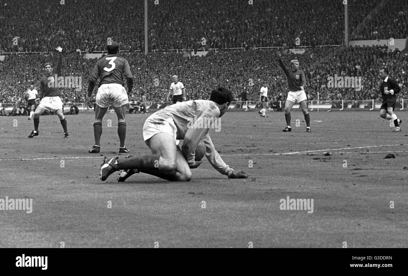 Pour la Coupe du Monde 1966 - Final - Angleterre - l'Allemagne de l'Ouest 4-2 a.e.t. - Gordon Banks (FRA). Dans le monde d'utilisation | Banque D'Images
