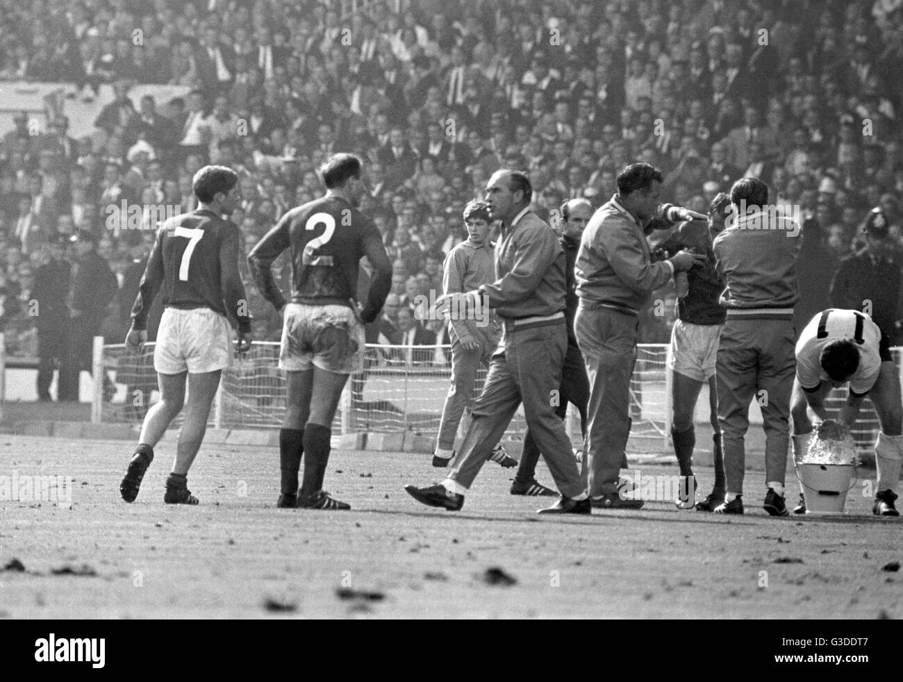 Pour la Coupe du Monde 1966 - Final - Angleterre - l'Allemagne de l'Ouest 4-2 - Les joueurs sont présentés avant le temps supplémentaire. Dans le monde d'utilisation | Banque D'Images